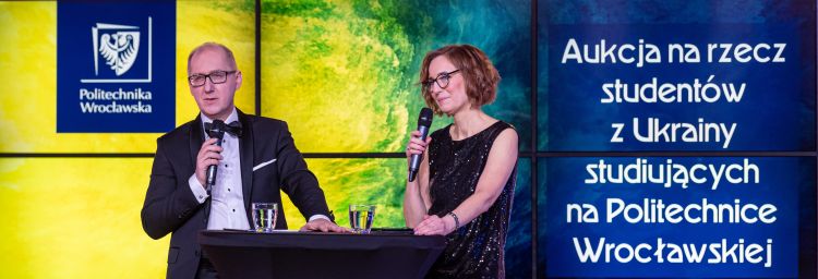 Prof. Arkadiusz Wójs i Anna Geryn w trakcie aukcji - zdjęcie
