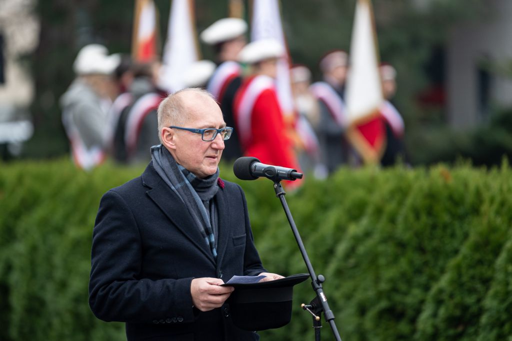 Rektor PWr w czasie uroczystości pod pomnikiem - zdjęcie