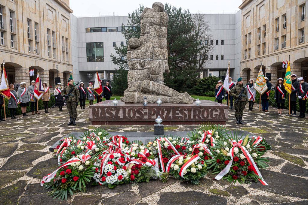 Uroczystości pod pomnikiem - zdjęcie