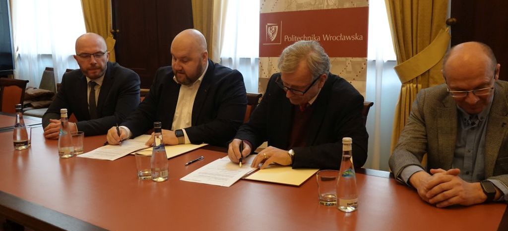 Podpisanie umowy z firma Mitutotyo - zdjęcie