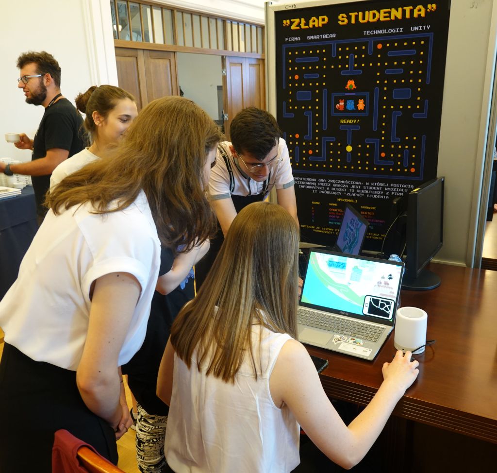 Studenci w trakcie finału Konferencji Projektów Zespołowych - zdjęcie