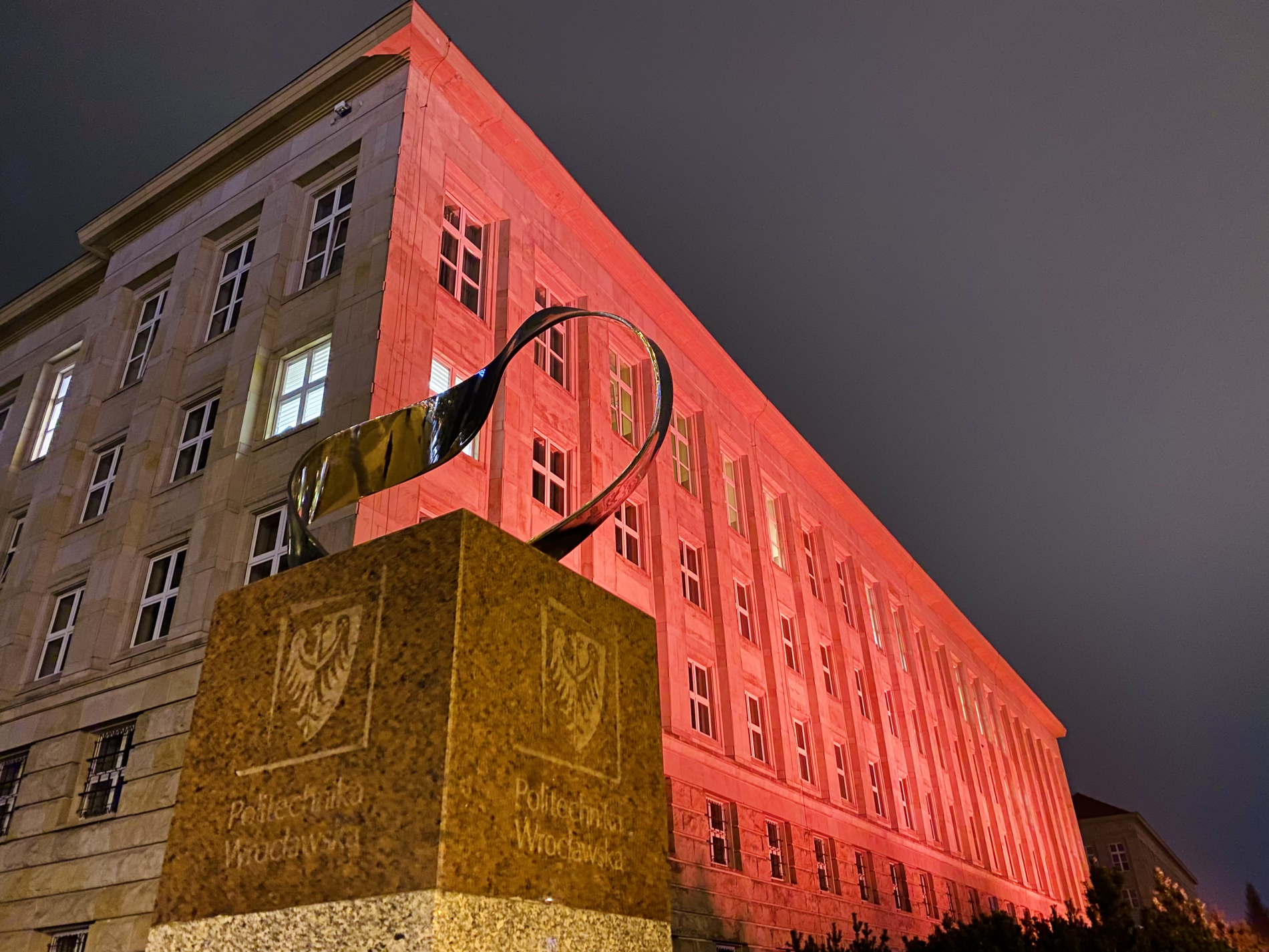 Zdjęcie podświetlonego budynku D-1