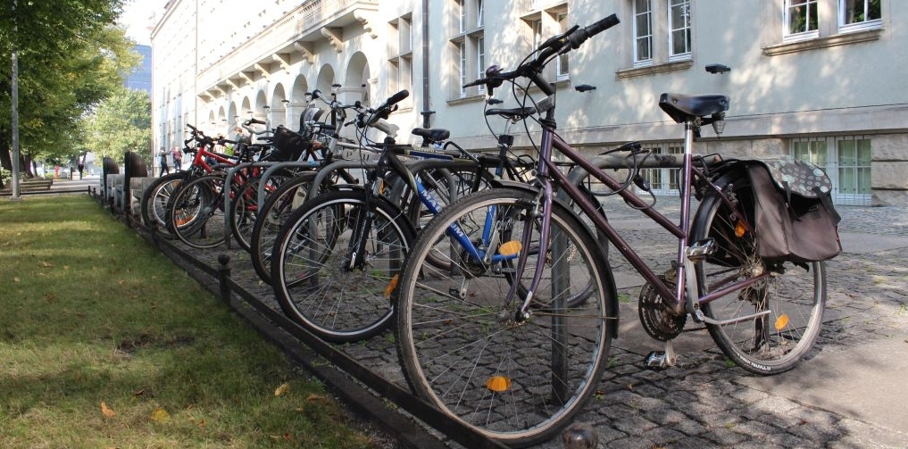 Zdjęcie rowerów na stojakach przed budynkiem głównym