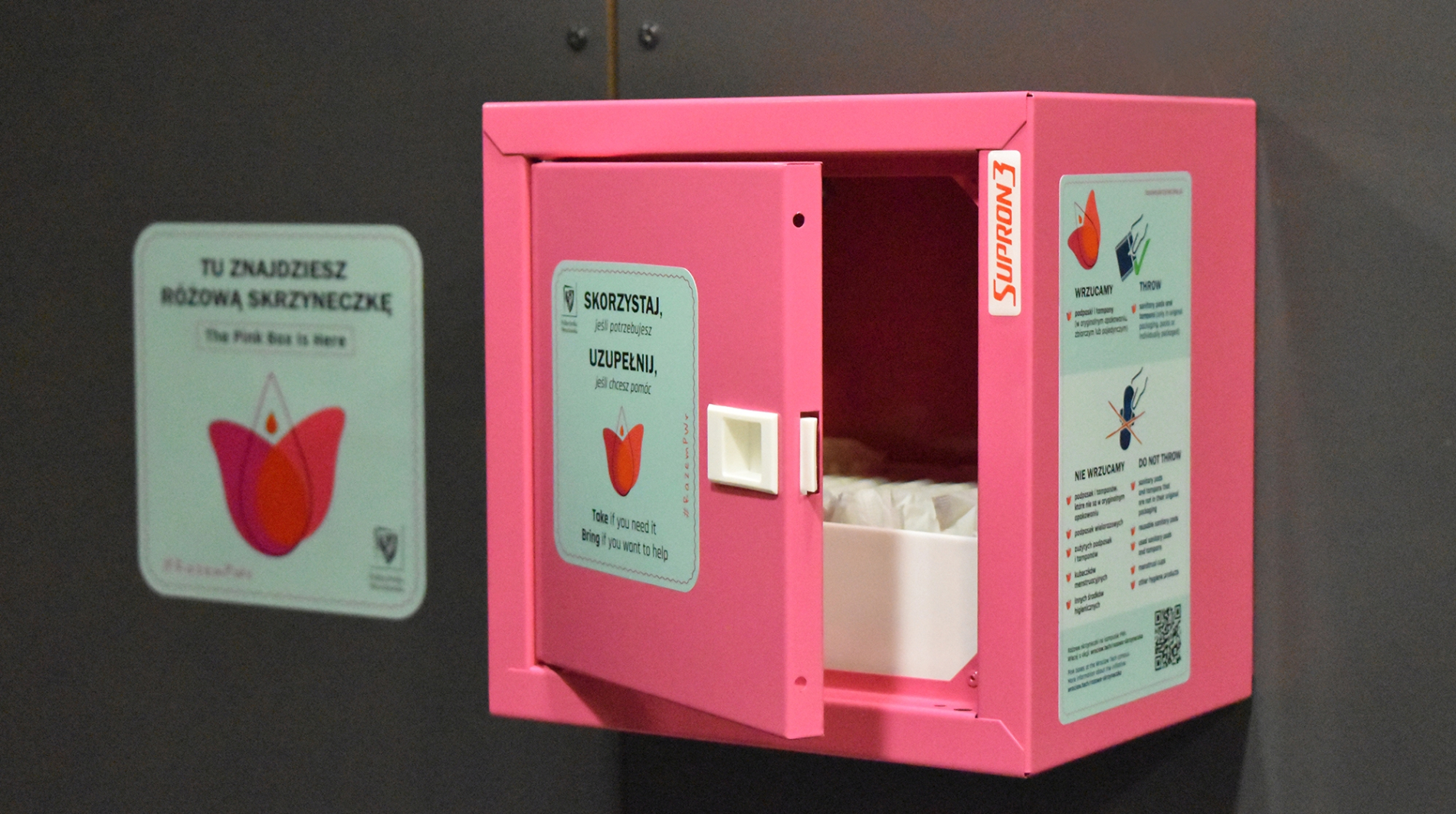 Zdjęcie ilustracyjne różowej skrzyneczki w toalecie uczelni