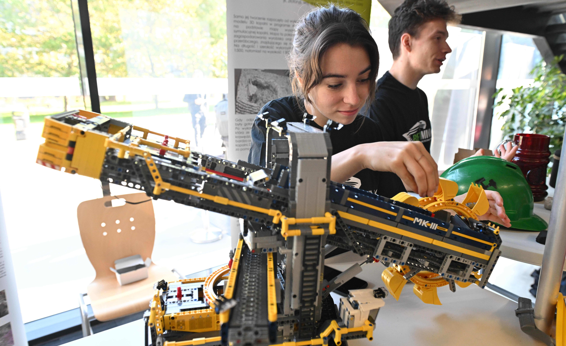 Zdjęcie ilustracyjne dziewczyny układającej konstrukcję z LEGO