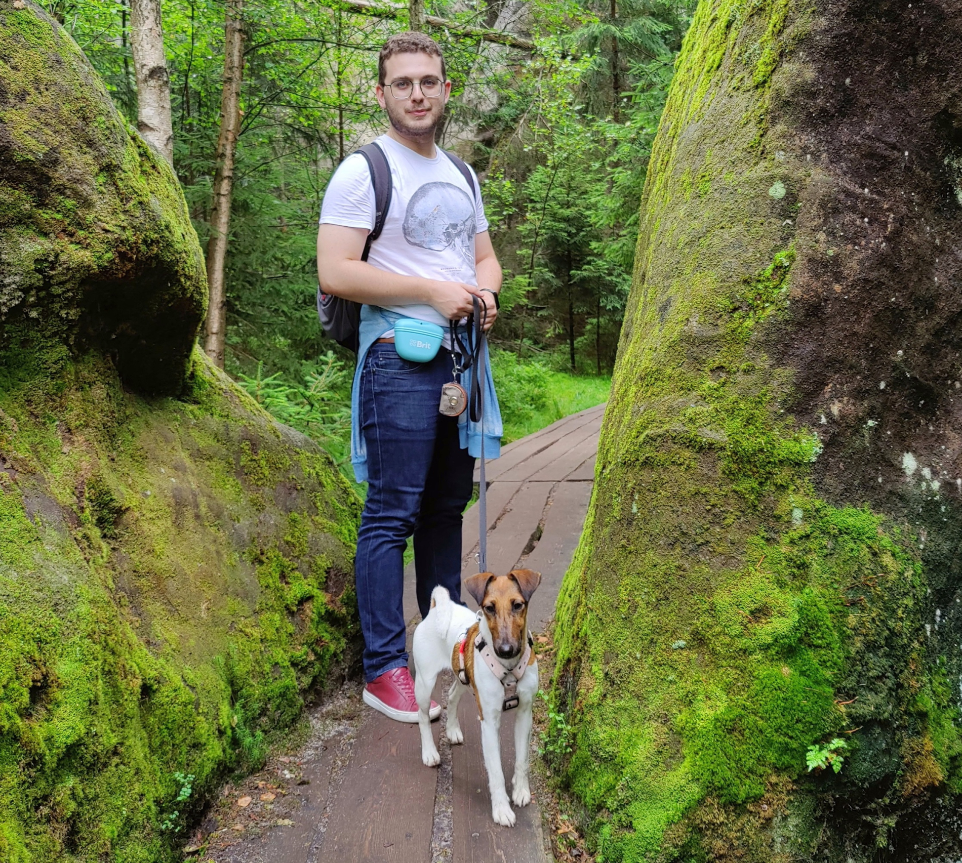 Zdjęcie Jakuba Pawłowskiego z psem podczas wycieczki