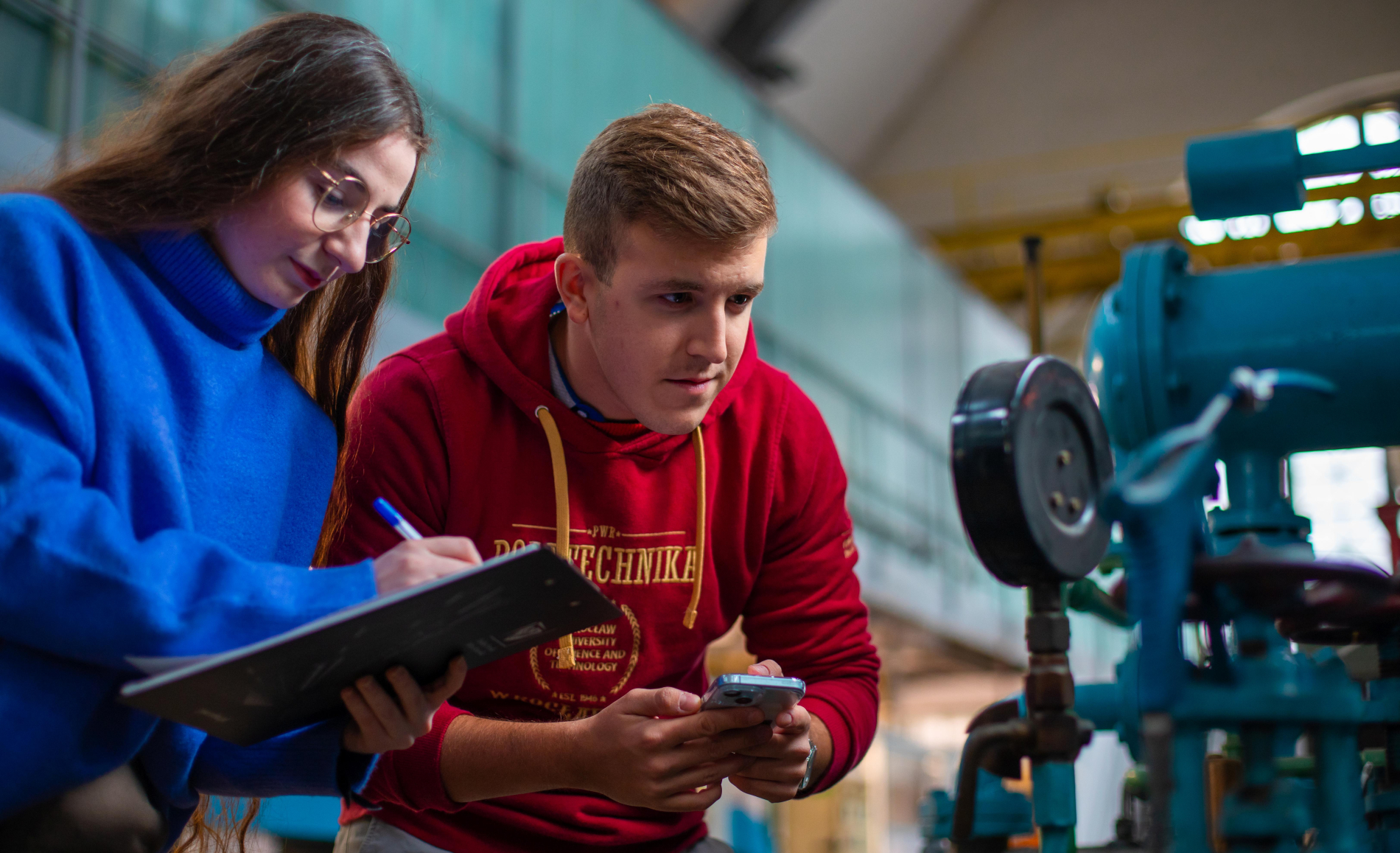 Zdjęcie ilustracyjne dwóch młodych osób w laboratorium 