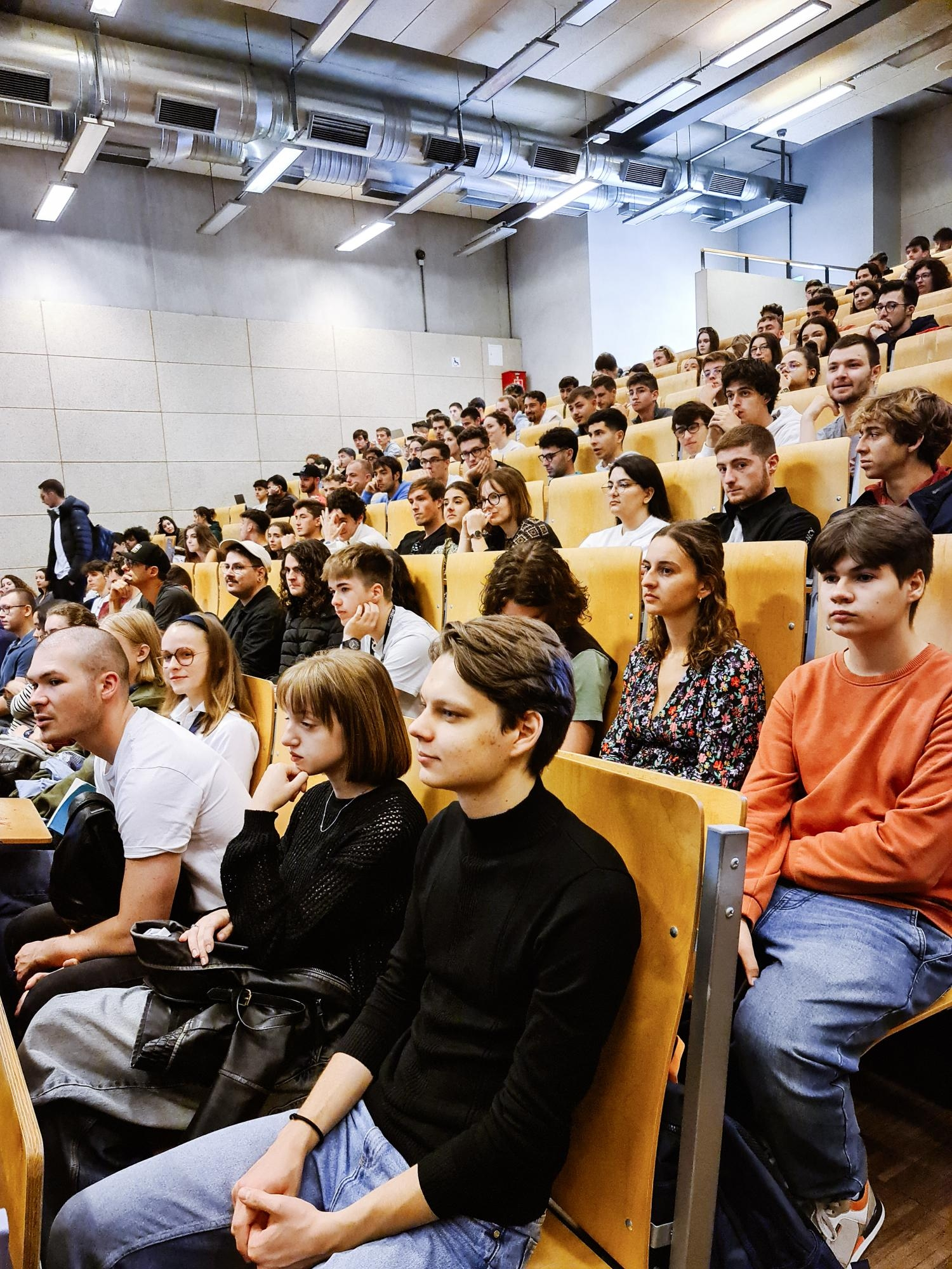 Zdjęcie grupowe studentów w sali