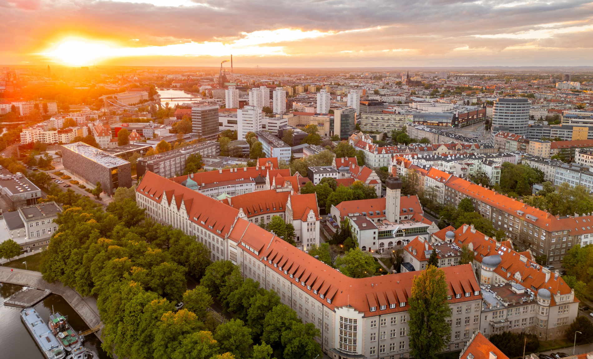 Zdjęcie kampusu uczelni z lotu ptaka