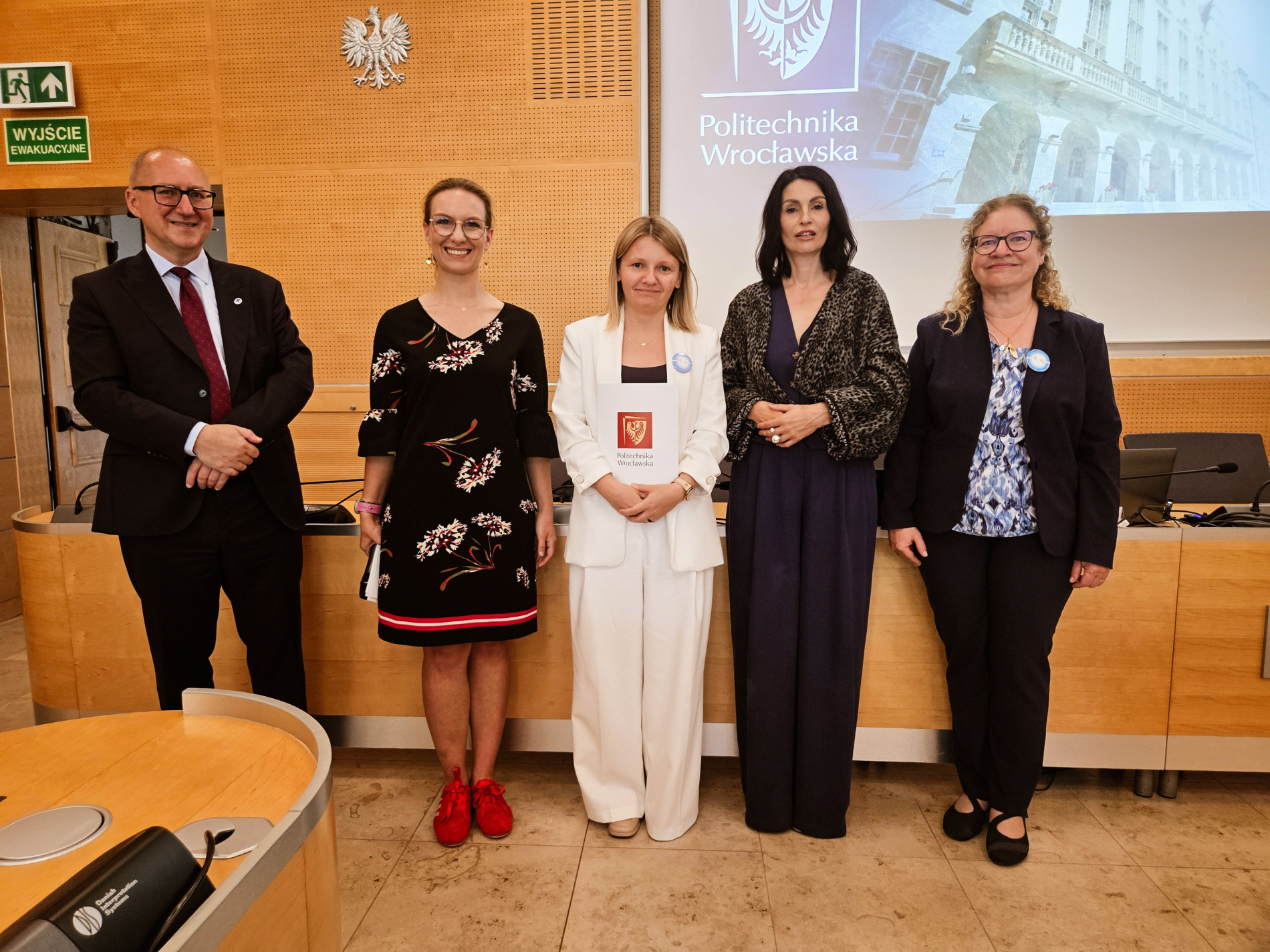 Zdjęcie laureatki trzymającej dyplom z kapitułą konkursu