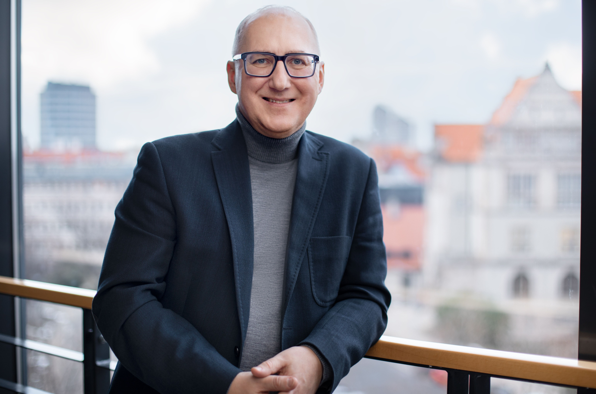 Zdjęcie prof. Arkadiusza Wójsa na tle kampusu Politechniki Wrocławskiej