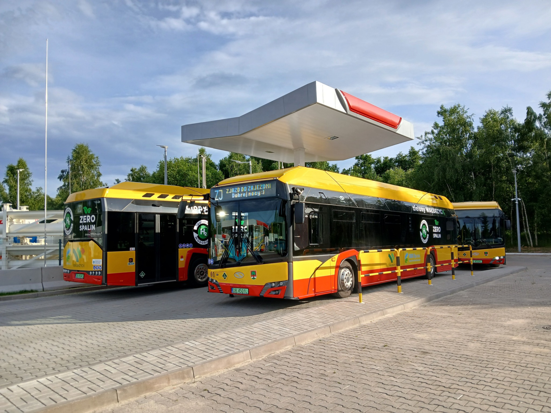 Zdjęcie dwóch autobusów wodorowych na stacji paliw. Fot. Mzuk