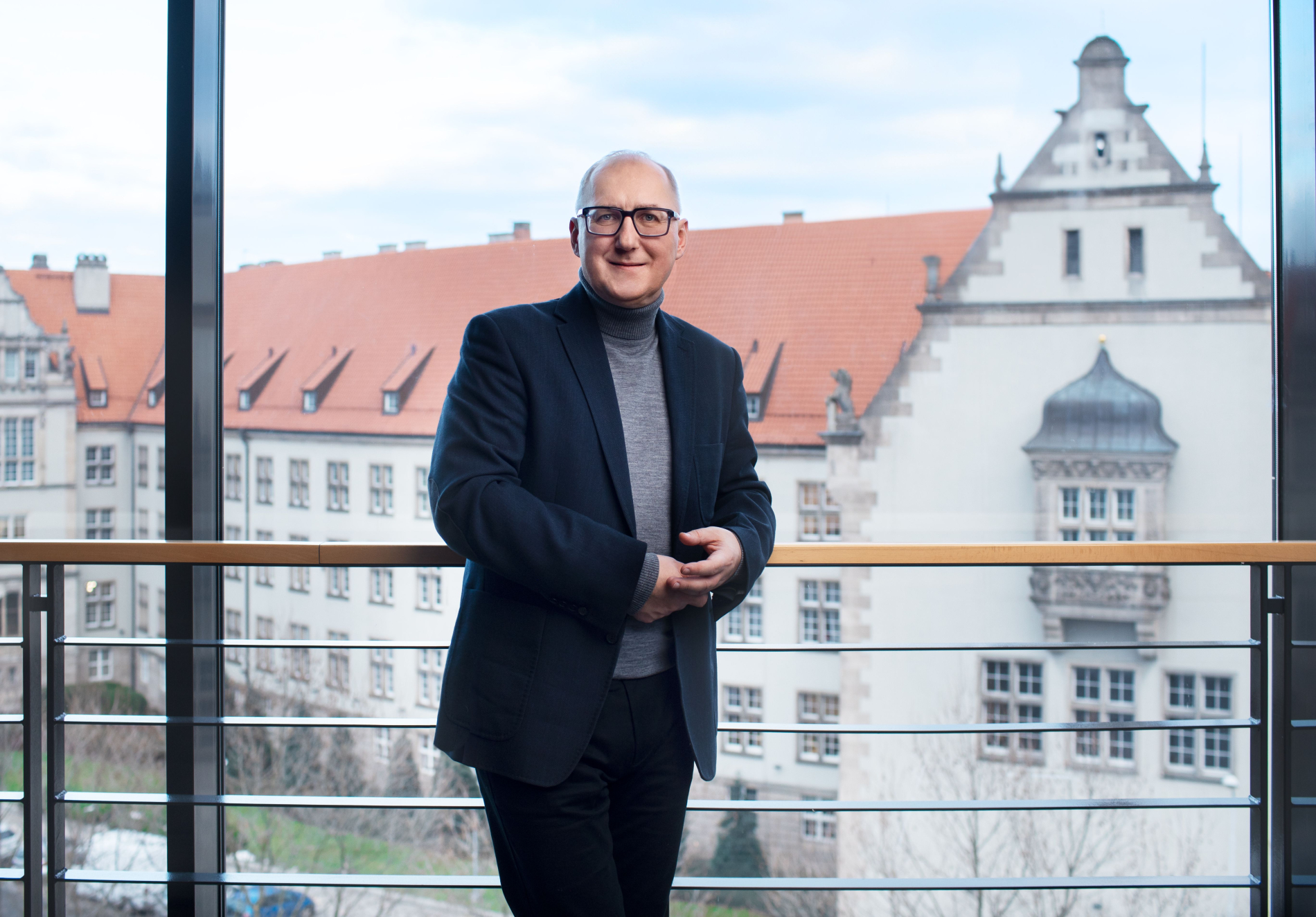 Zdjęcie prof. Wójsa na tle kampusu PWr