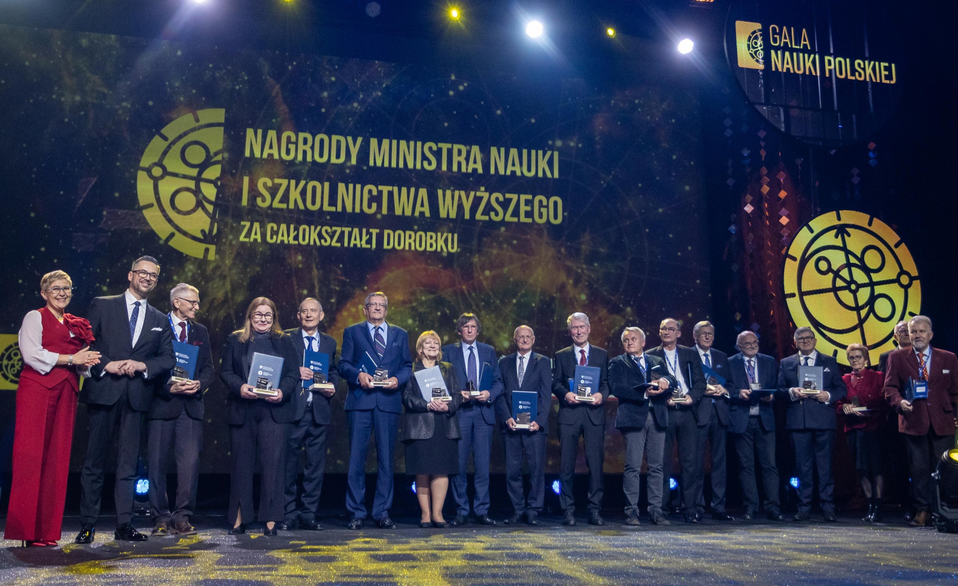 Zdjęcie laureatów nagrody stojących na scenie obok siebie podczas Gali Nauki Polskiej