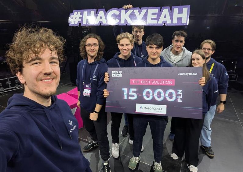 Zdjęcie  zwycięskiej ekipy na tle napisy HackYeah