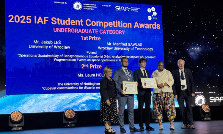 Nagrodzeni studenci Manfred Gawlas i Jakub Leś odbierają dyplomy od organizatorów.