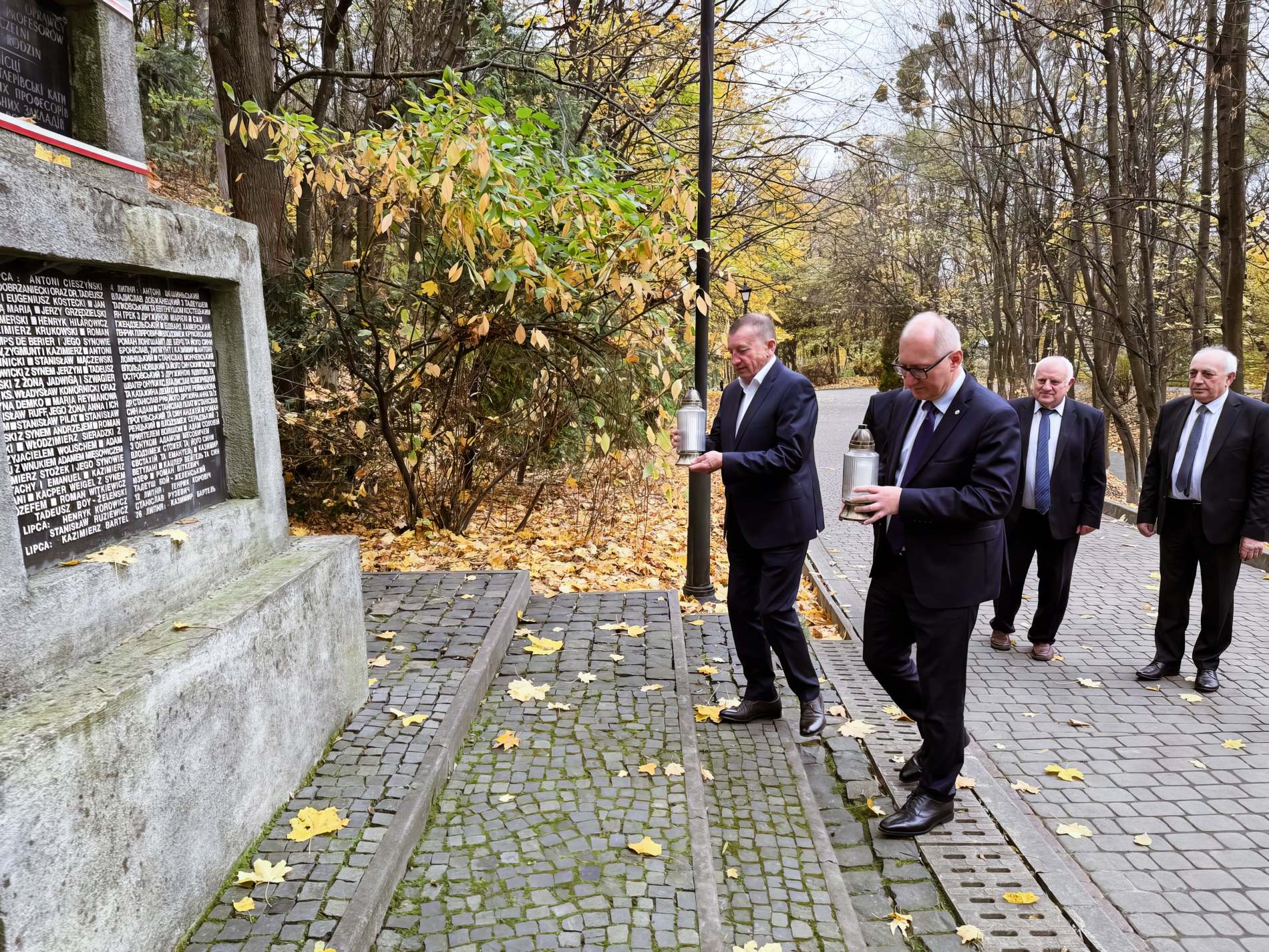 Rektor PWr zapala znicz pod pomnikiem na Wzgórzach Wuleckich