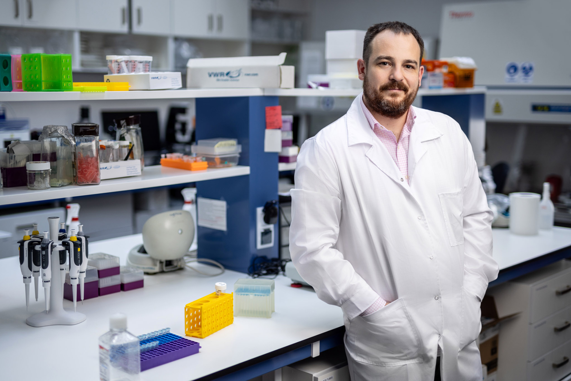 Zdjęcie prof. Marcina Poręby w laboratorium