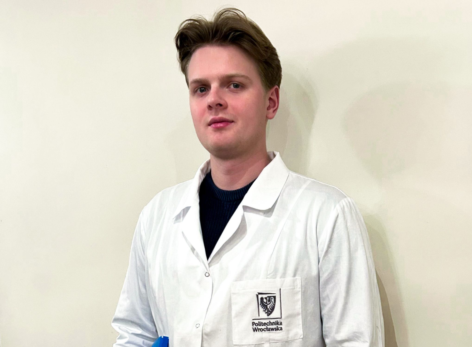 Zdjęcie Mateuszo Boćko w stroju laboratoryjnym