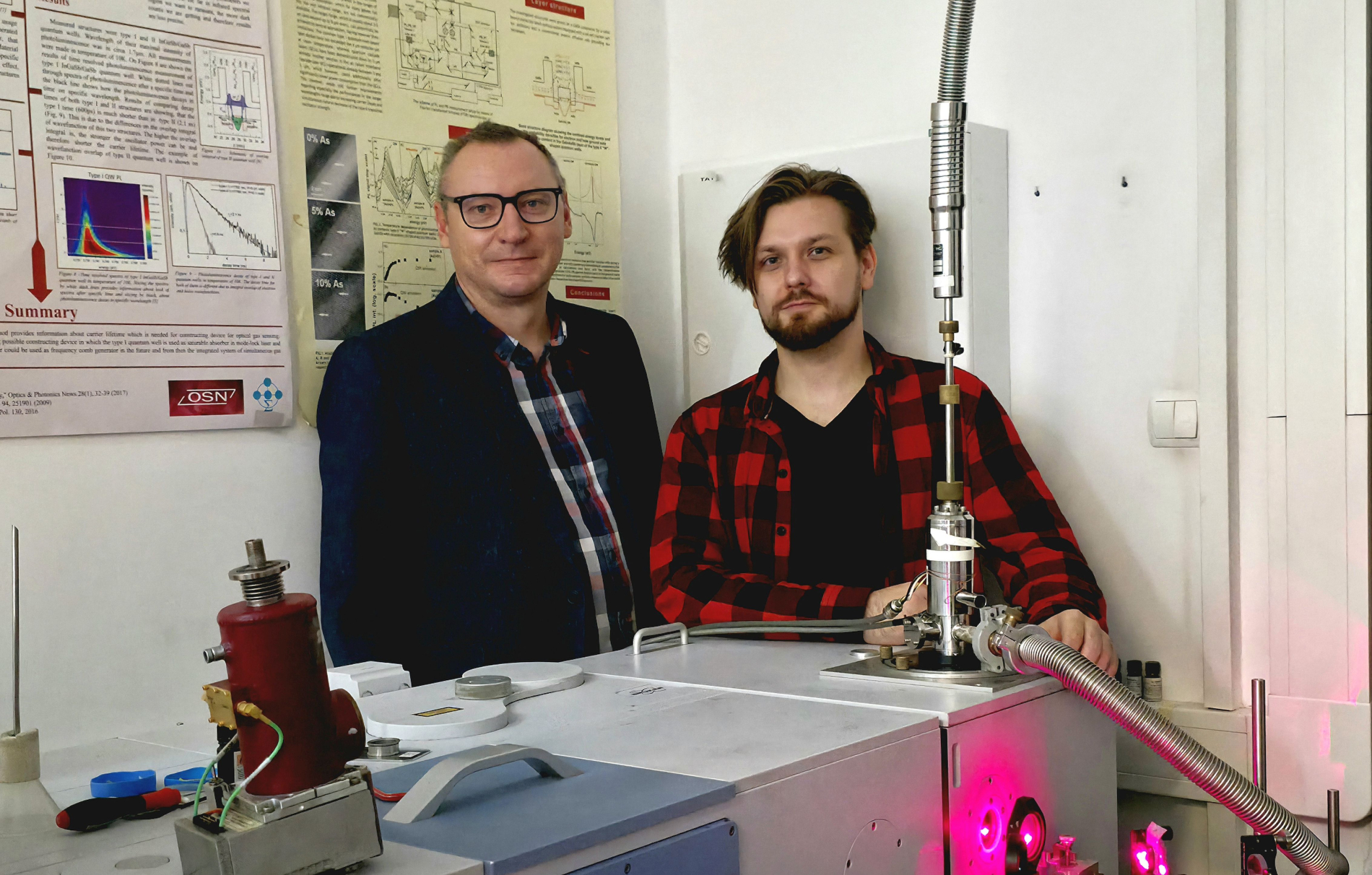 Zdjęcie dwóch osób w laboratorium laserowym