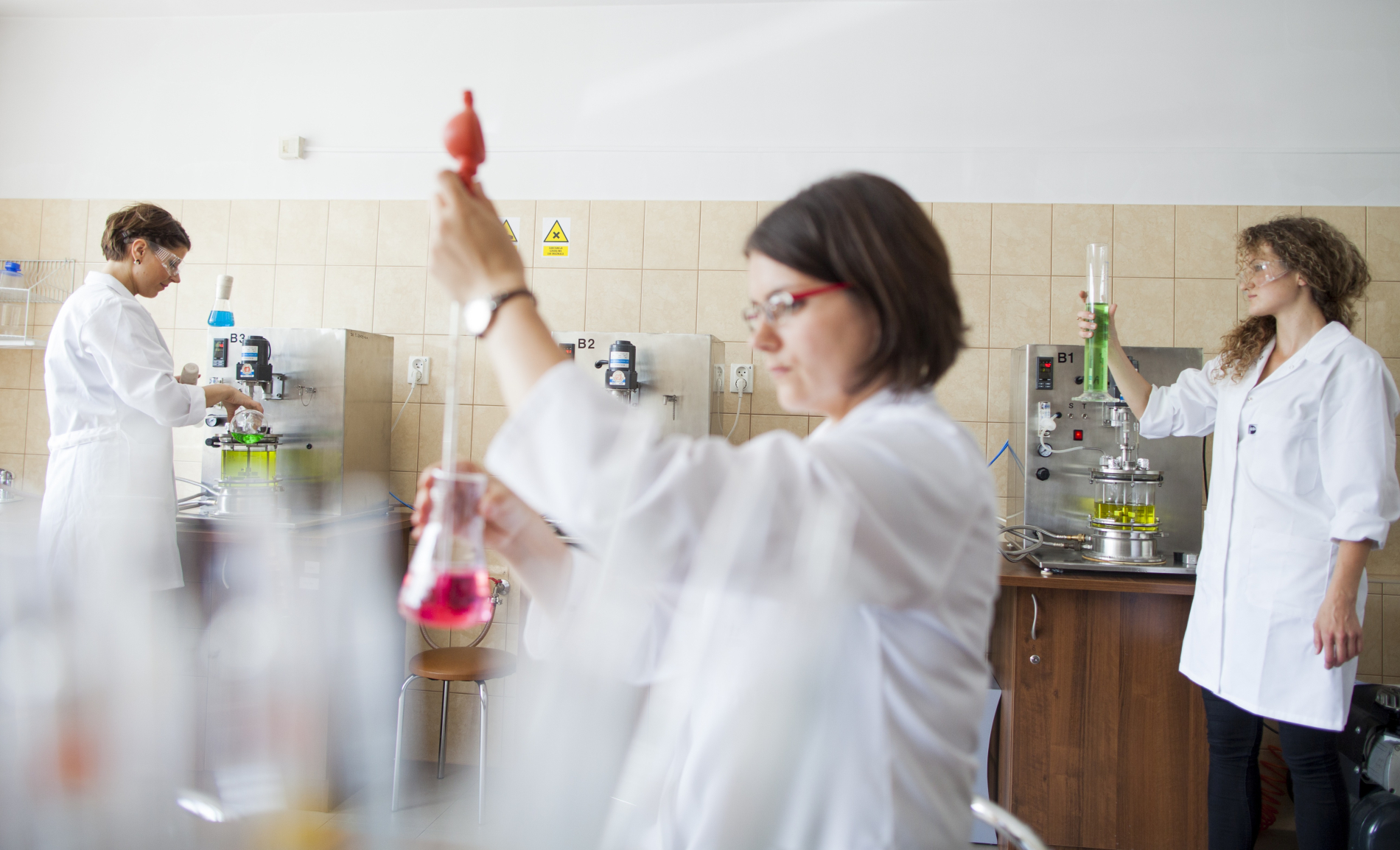 Zdjęcie trzech osób w chemicznym laboratorium