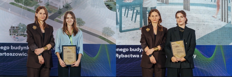 Studentki wyróżnione PLGBC Green Building Awards na tle prezentacji.