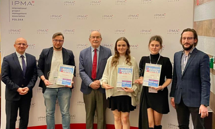 Laureaci nagród "Project Master" pozują wraz z wręczającymi. W tle ścianka z logo IPMA Polska.