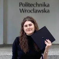 Zdjęcie Oliwii Luty. W tle napis: Politechnika Wrocławska