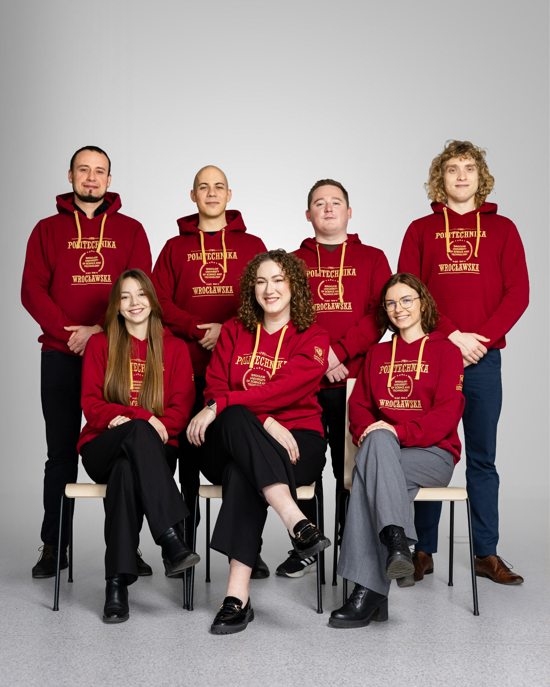 Zdjęcie Rady Doktorantów PWr w bluzach uczelni.