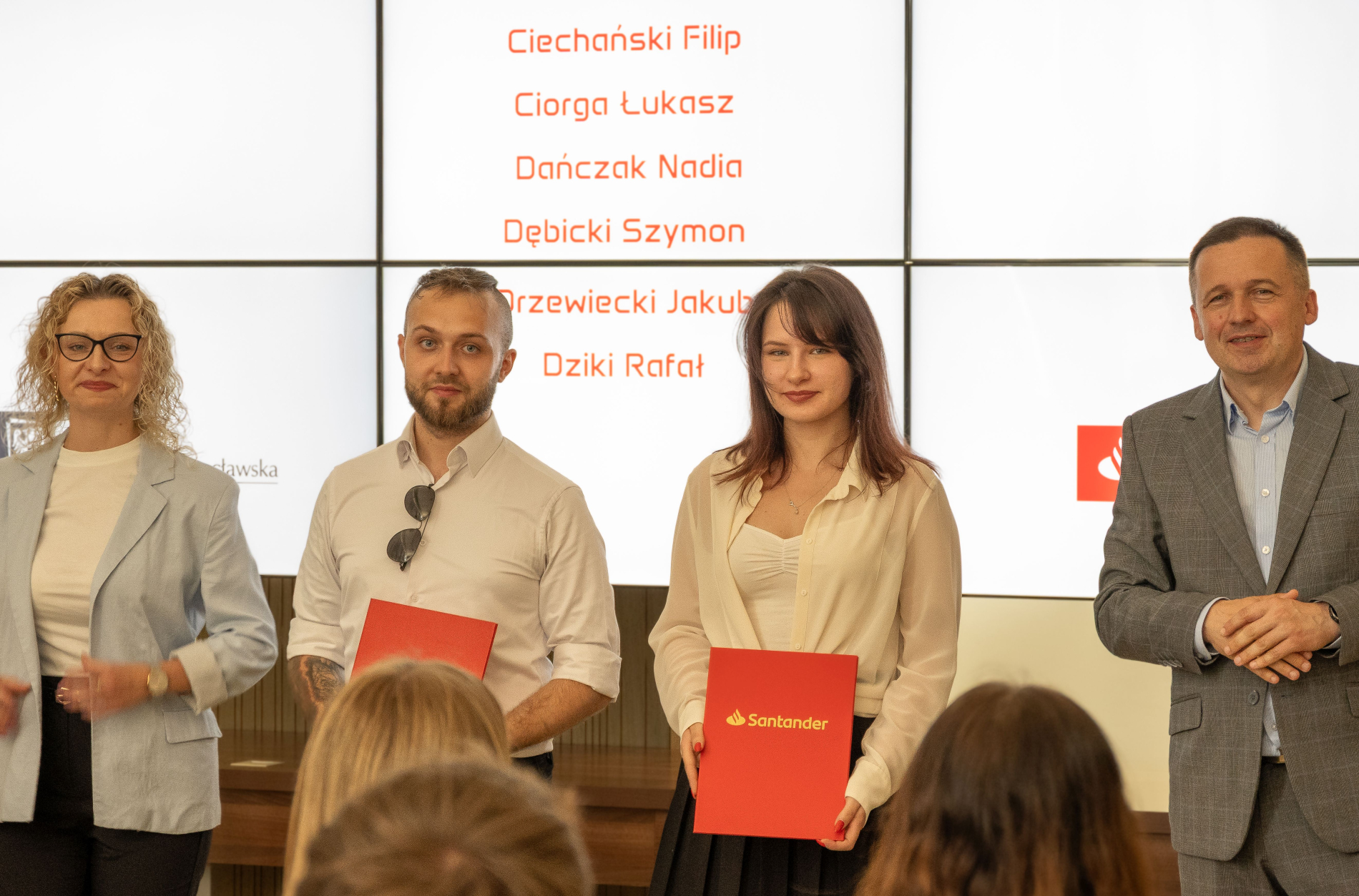 Zdjęcie osób odbierających nagrodę i prezentujących dyplomy