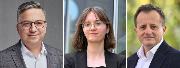 Uśmiechnięte osoby w profesjonalnych strojach. Od lewej: mężczyzna w okularach i szarej marynarce w kratkę, w środku kobieta w okularach i czarnej marynarce, po prawej mężczyzna w granatowej marynarce w kratkę.