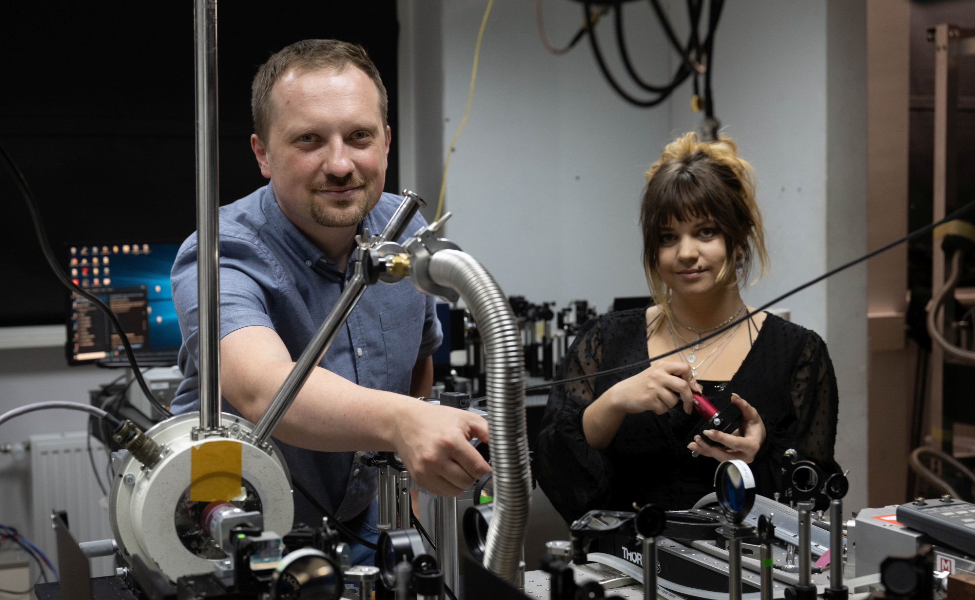 Zdjęcie dwóch osób w laboratorium laserowym