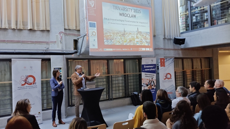 Prezentacja projektu TriVarsity 2025. Dwoje prelegentów przemawia do publiczności.