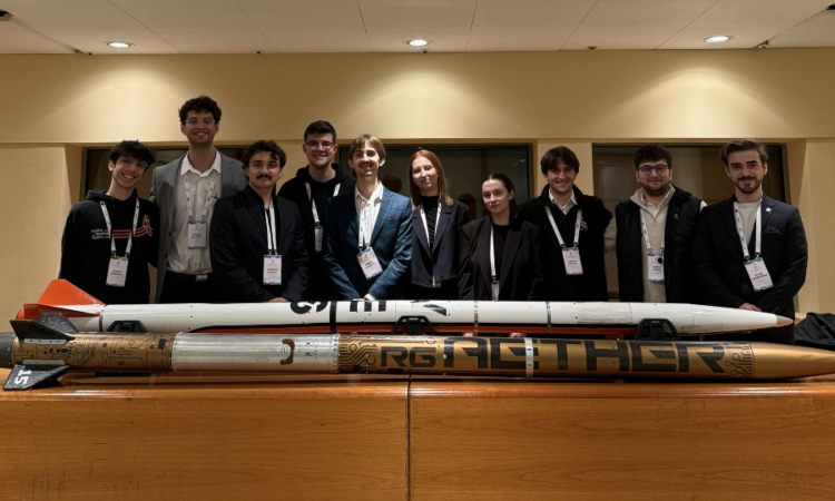 Członkowie koła naukowego PWr in Space i włoskiego Polito Rocket Team pozują z rakietami na CEAS Aerospace Europe Conference.