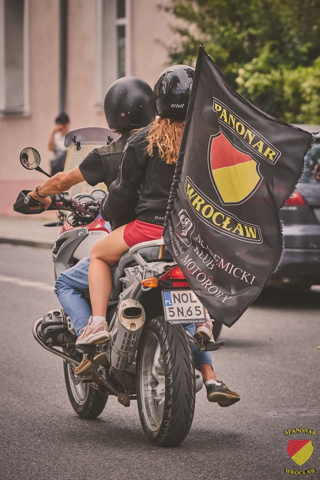 Zdjęcie osoby siedzącej na motocyklu