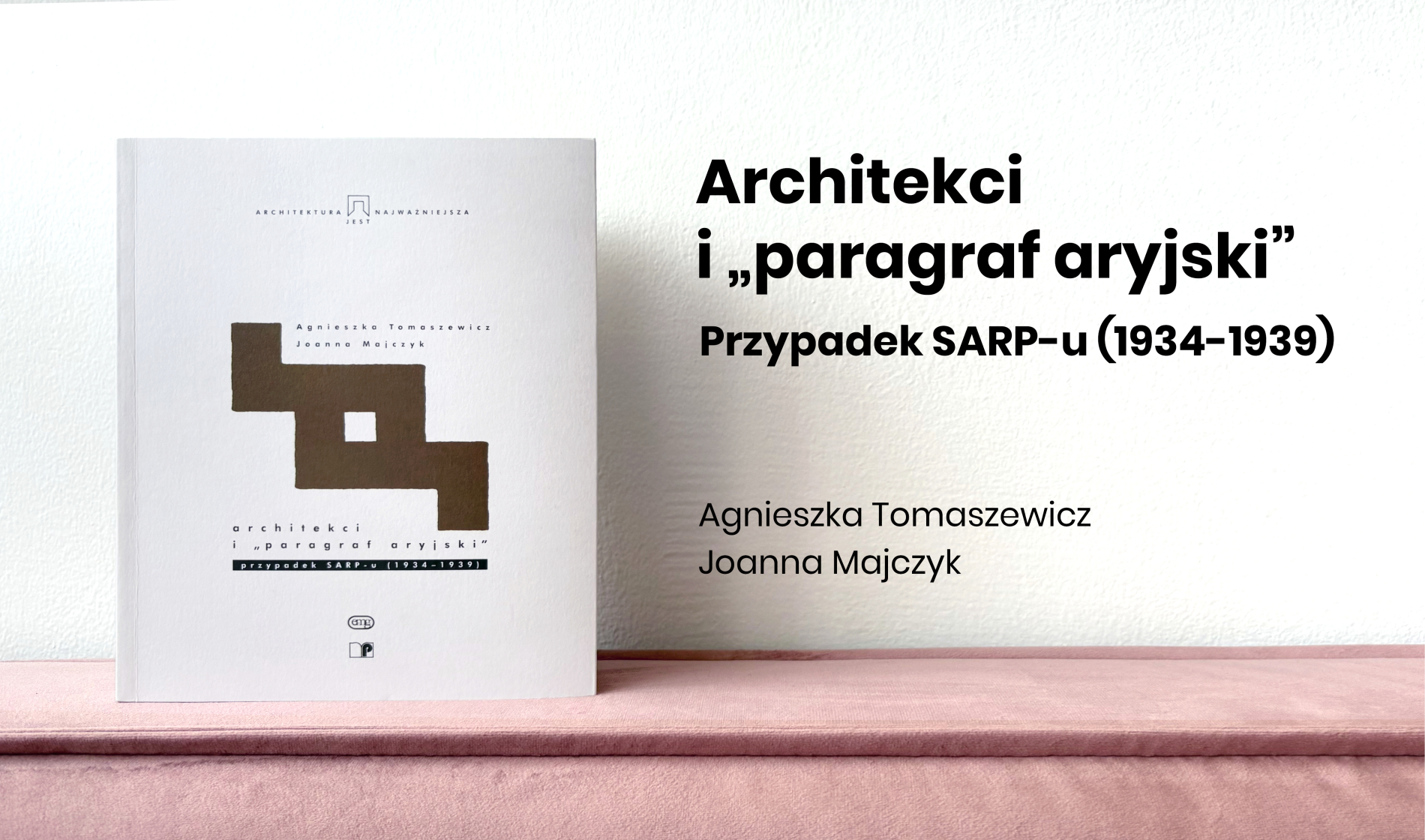 Okładka książki Architekci i „paragraf aryjski”. Przypadek SARP-u (1934-1939) autorek Agnieszki Tomaszewicz i Joanny Majczyk, leżąca na różowym blacie.