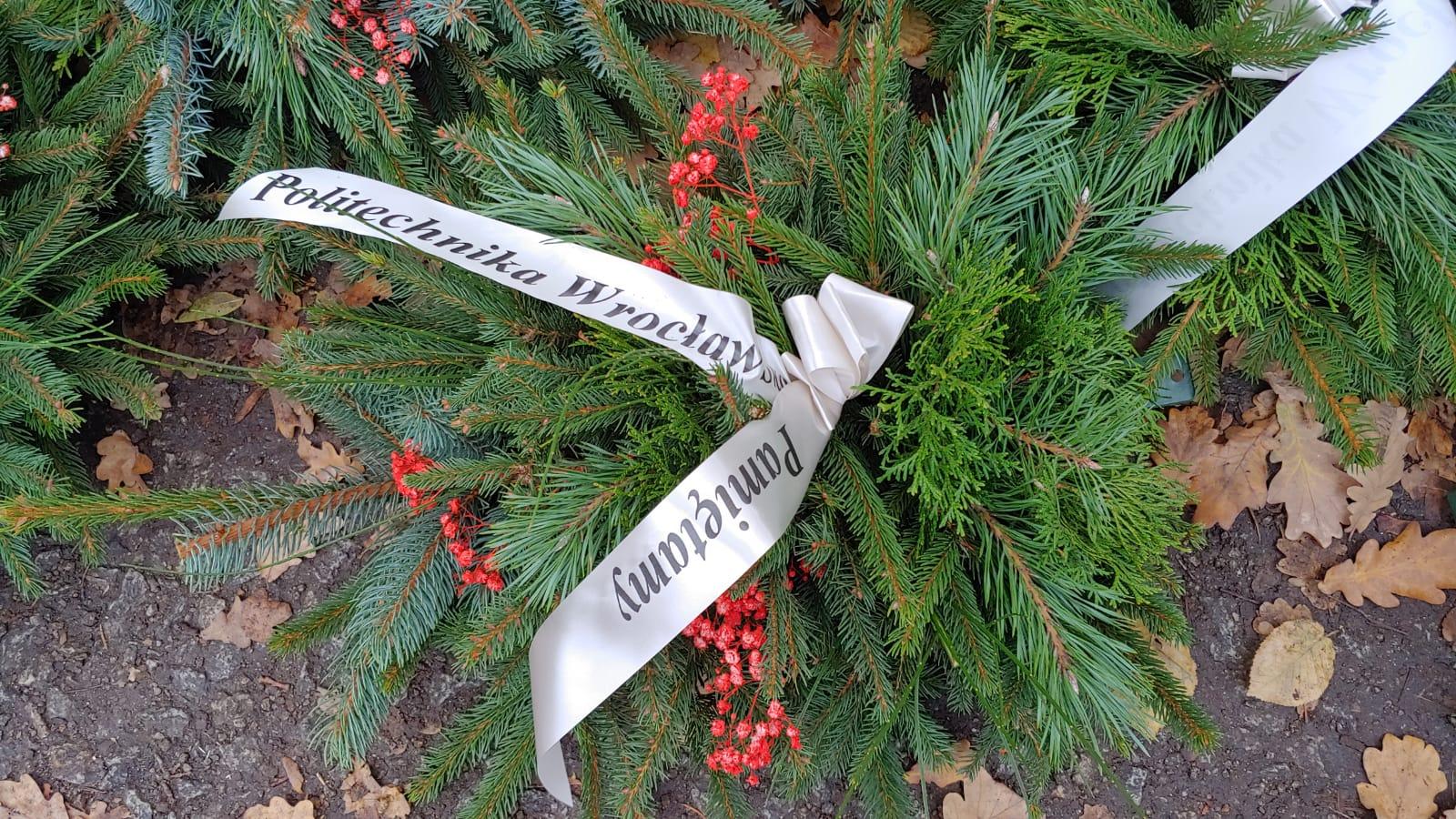 Wiązanka z szarfą z napisem Politechnika Wrocławska - Pamiętamy.