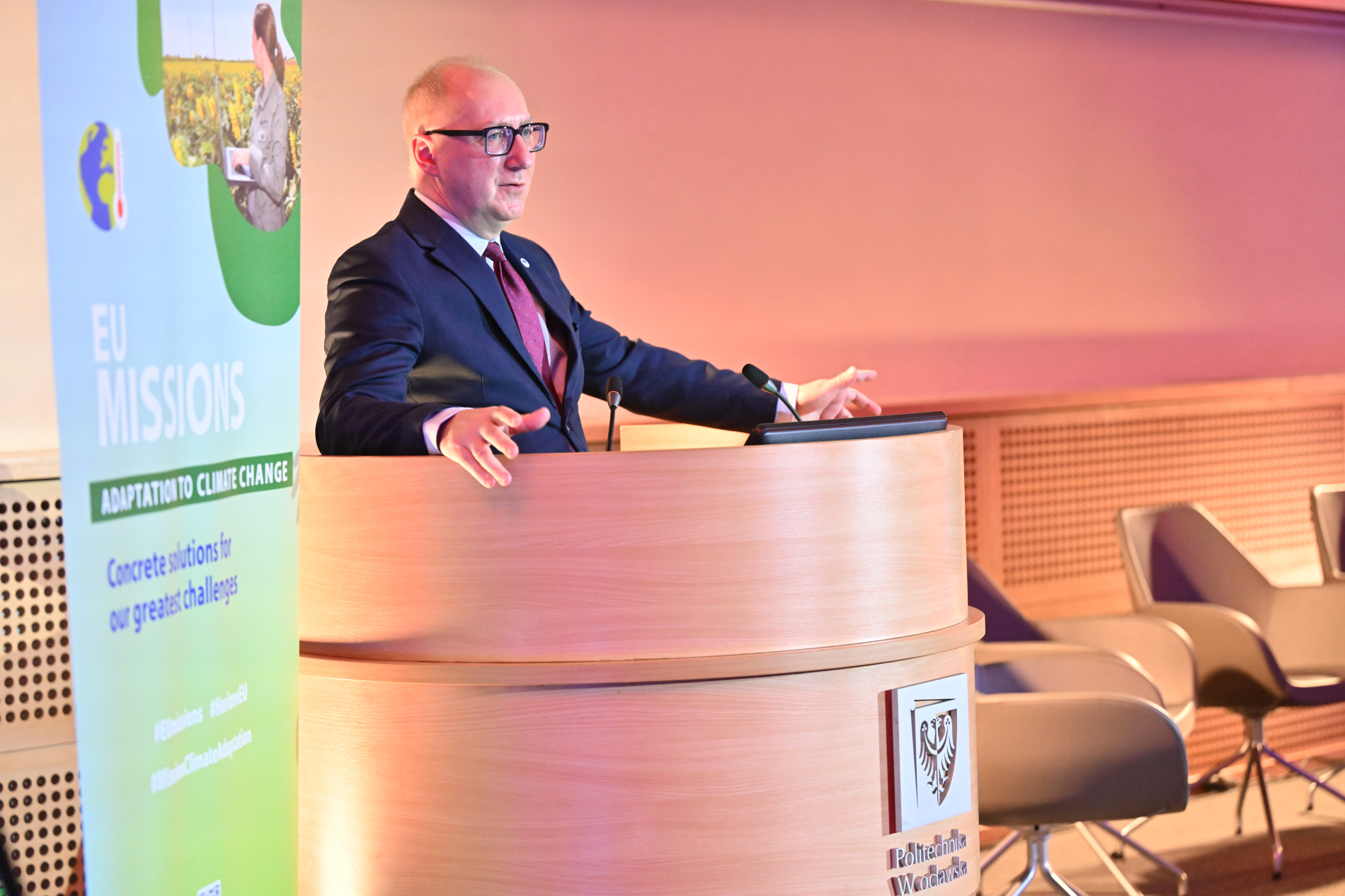 prof. Arkadiusz Wójs na mównicy - zdjęcie