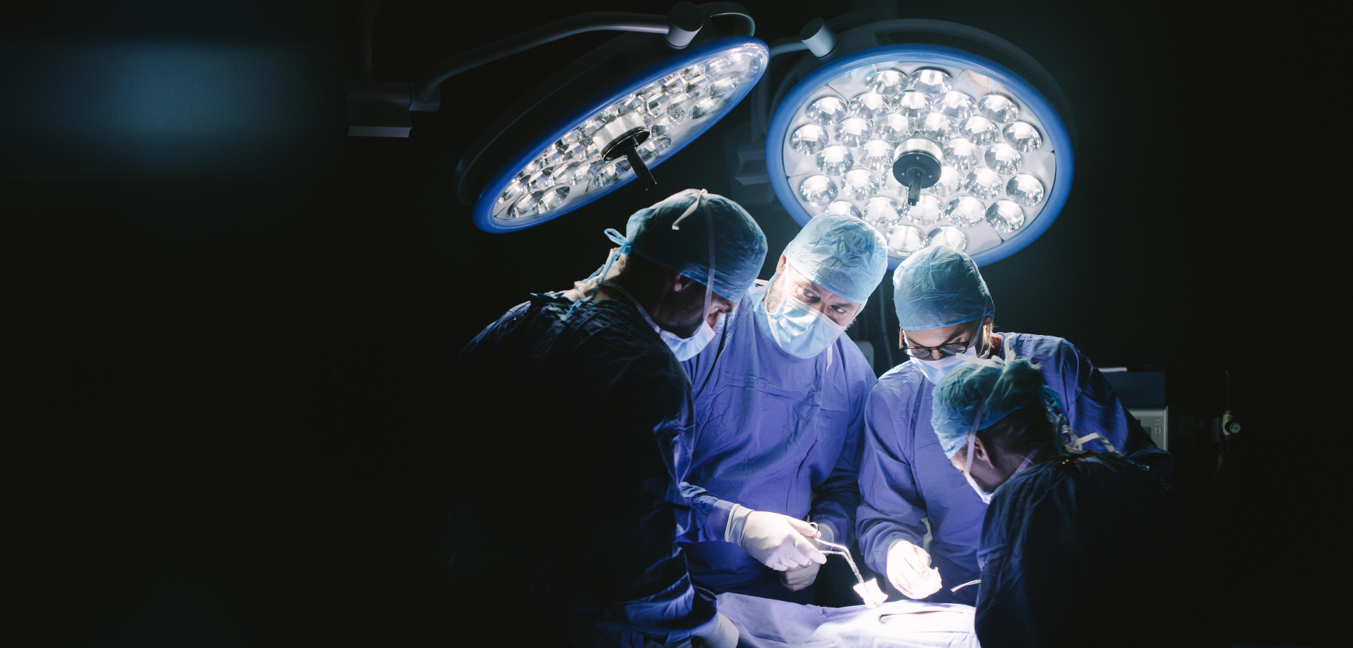 Zdjęcie ilustracyjne - lekarze w czasie operacji