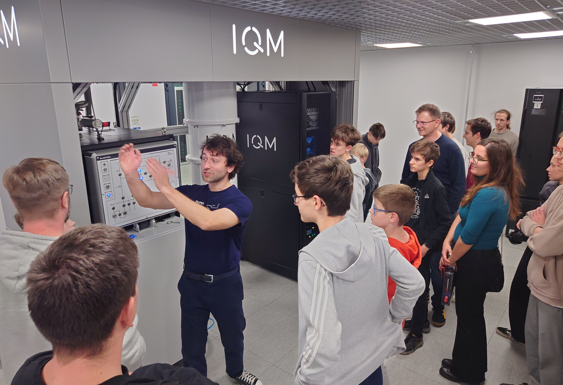 Grupa ludzi ogląda komputer kwantowy