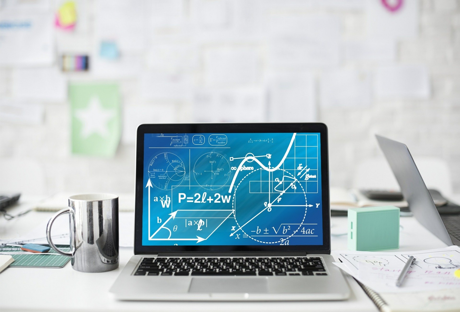 zdjęcie symboliczne - laptop na biurku