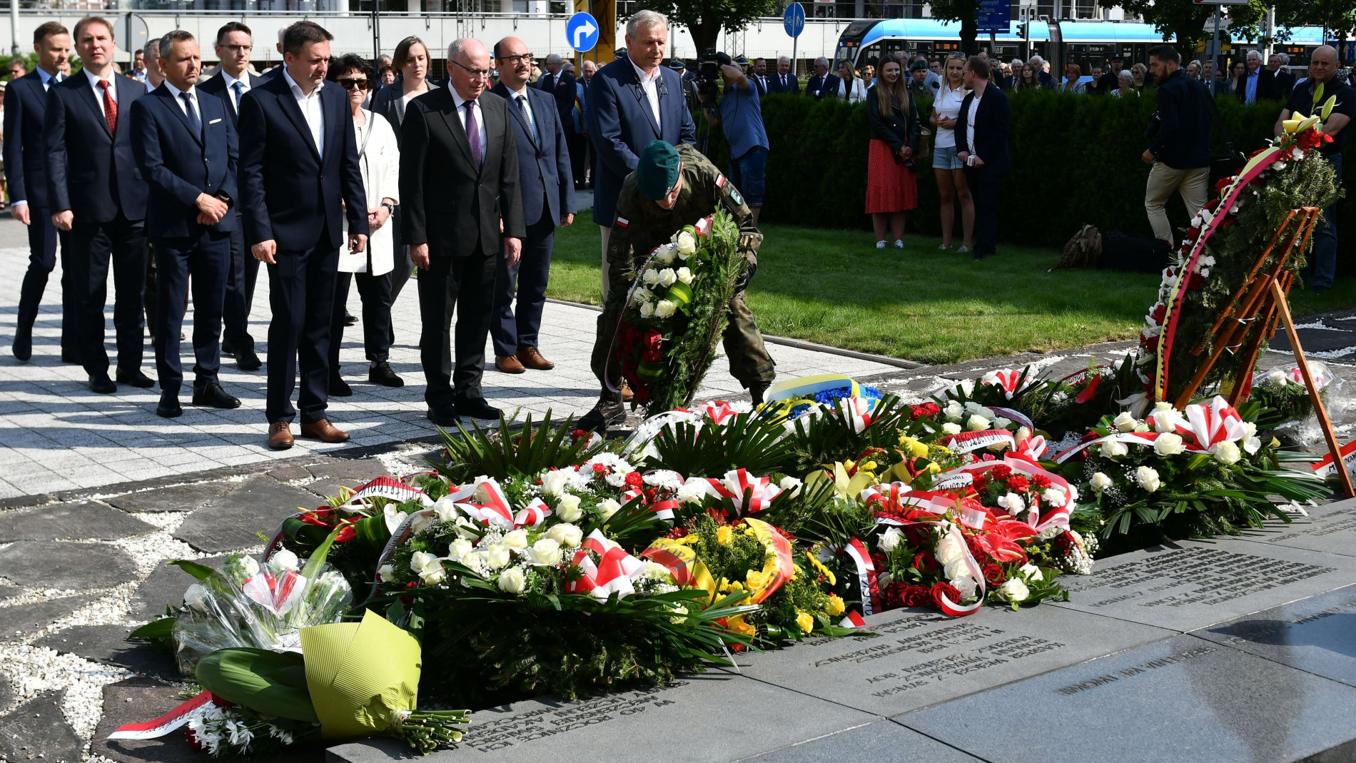 Delegacja z PWr składa kwiaty pod pomnikiem pomordowanych profesorów lwowskich