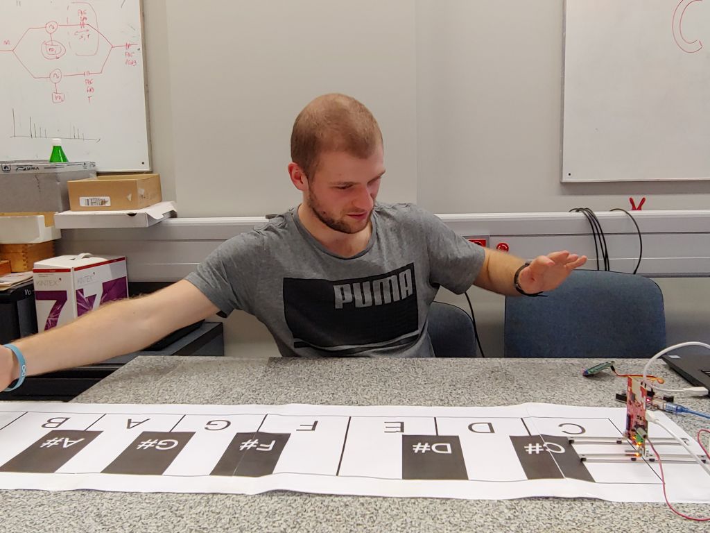 radar_theremin_zbudowany_przez_studentow_pwr_2.jpg