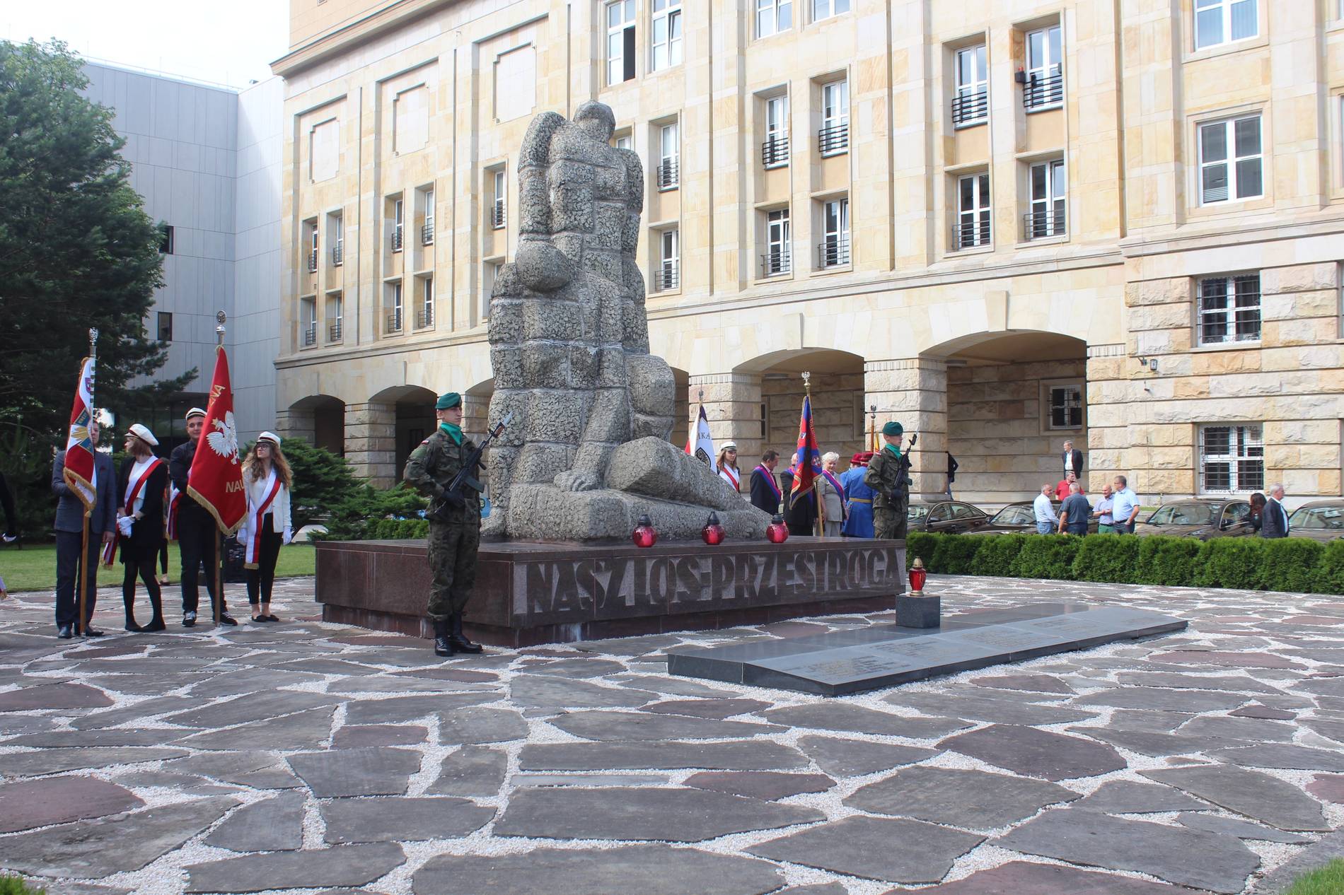 uroczystosci_pod_pomnikiem_martyrologii_profesorow_lwowskich_12.jpg