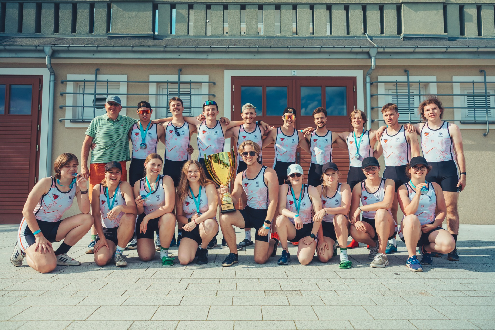 Trener Nakonieczny z wioślarzami i wioślarkami podczas Odra River Cup