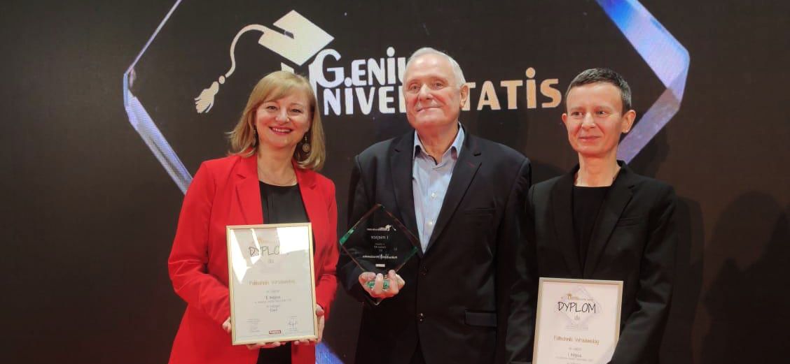 Odbierający nagrodę na gali Genius Universitatis