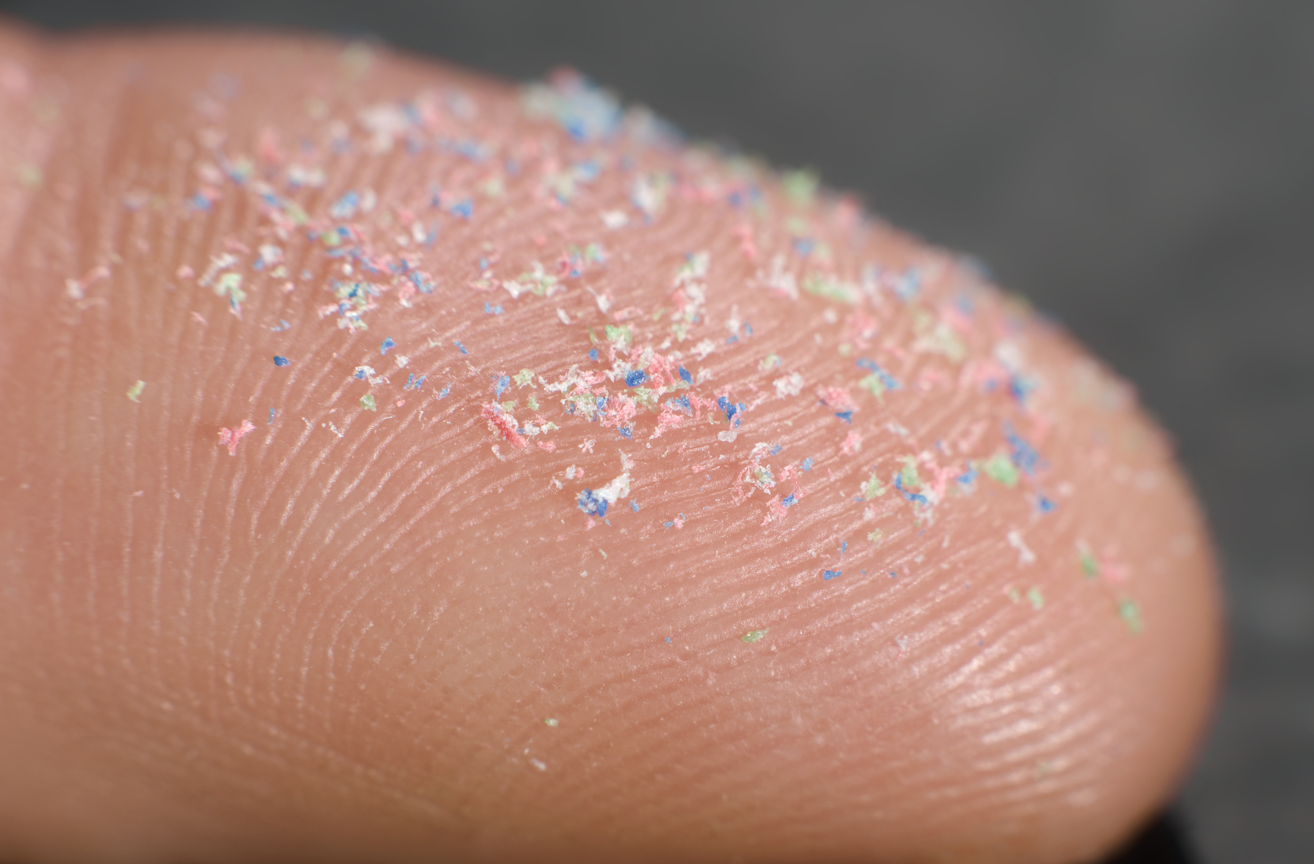 Mikroplastik na opuszku palca