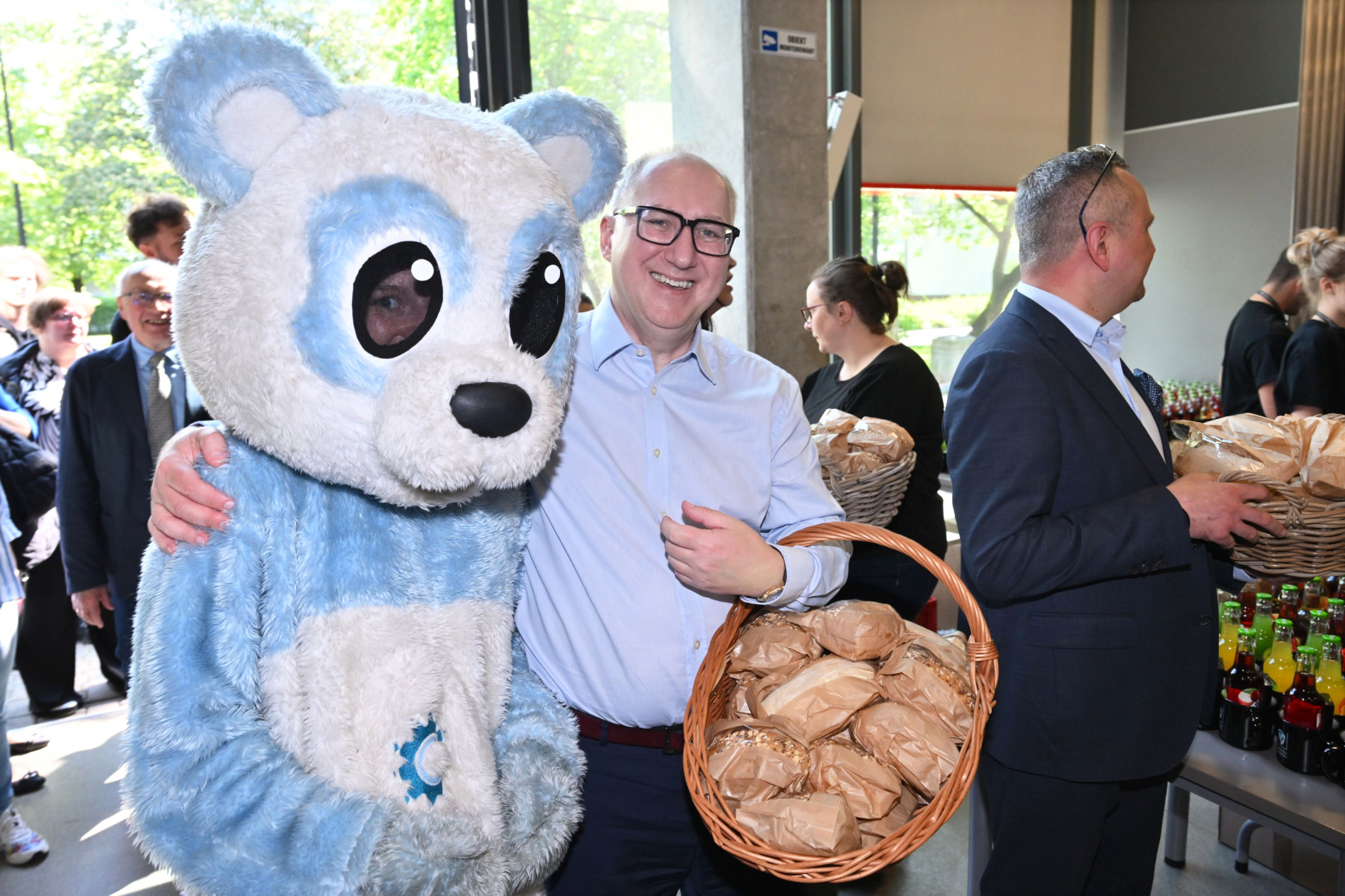 Rektor z maskotką Samorządu Studenckiego