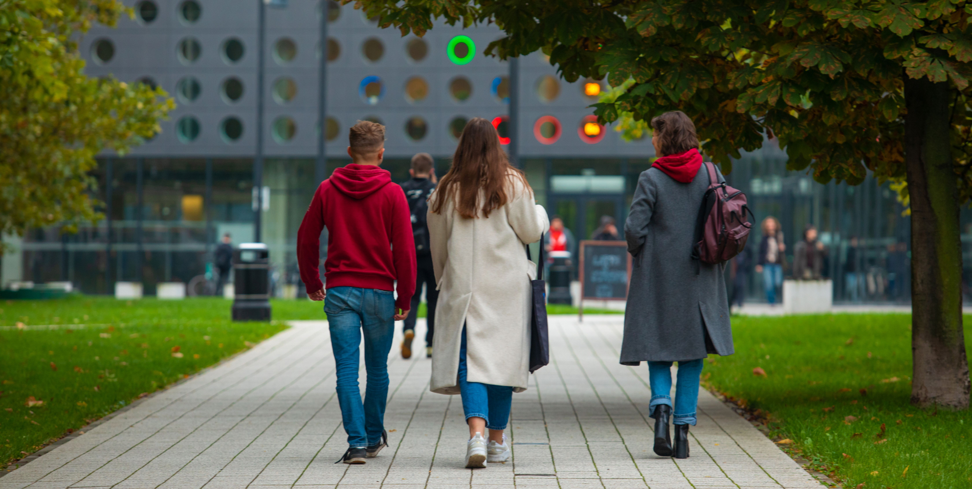 Trójka studentów tyłem, idąca w kierunku Serowca