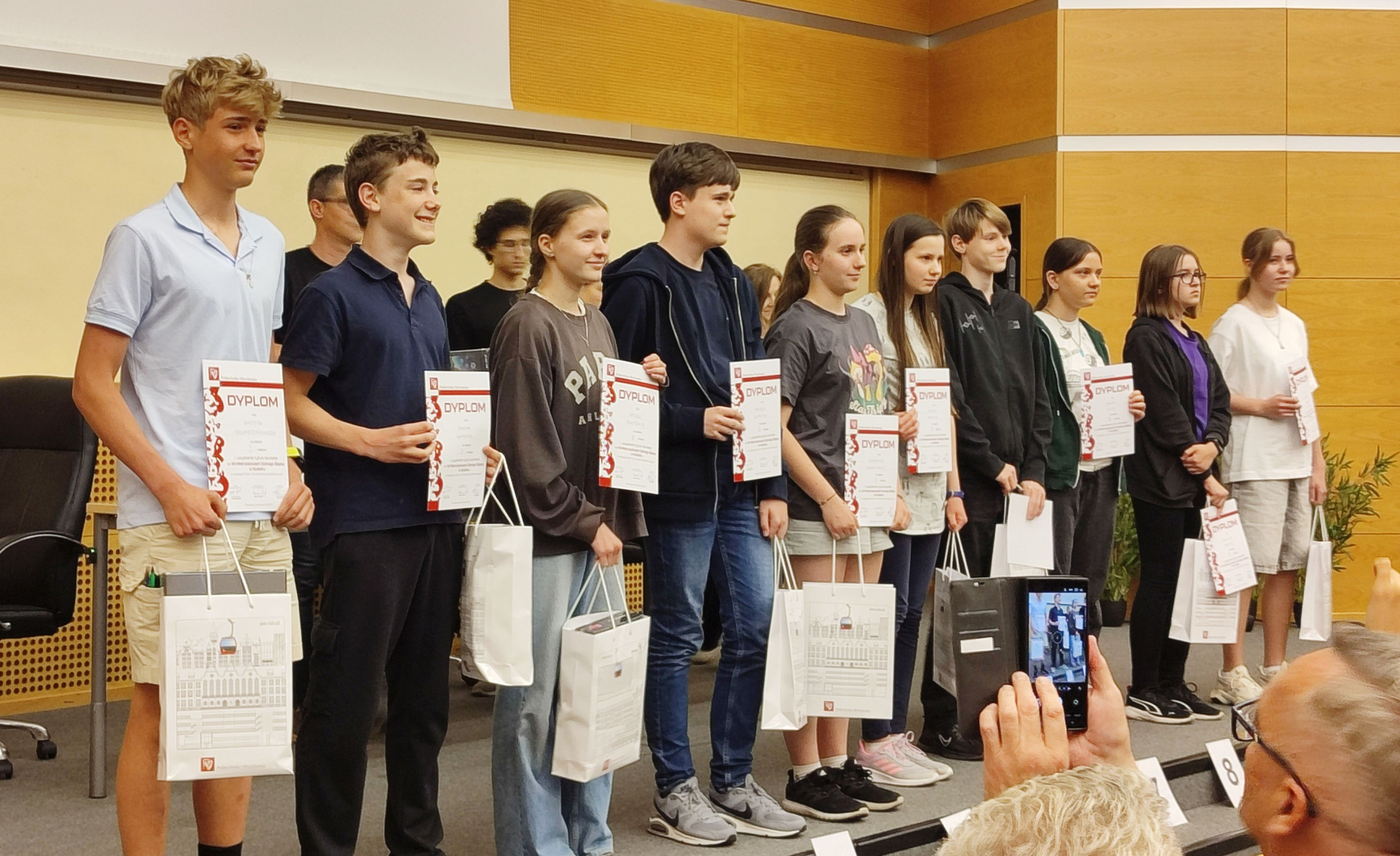Finaliści z dyplomami